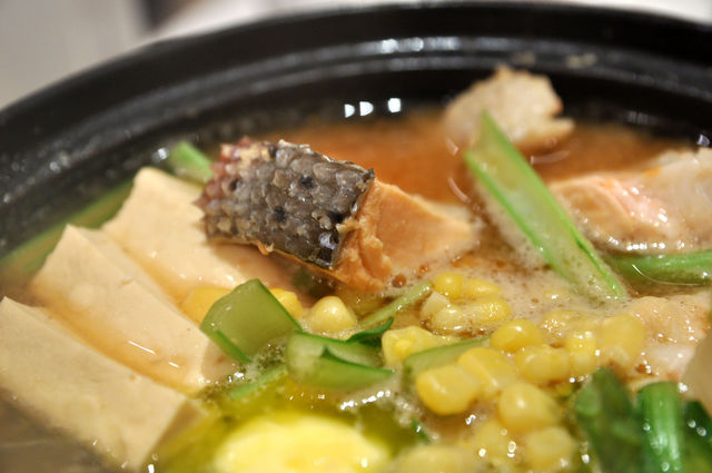 日式蓋飯－北海道石狩鍋的鮭魚肉塊