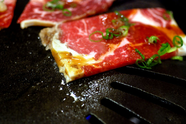 神戶燒肉－烤盤上的牛肉