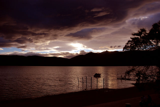蒂阿瑙螢火蟲夜間渡船湖邊
