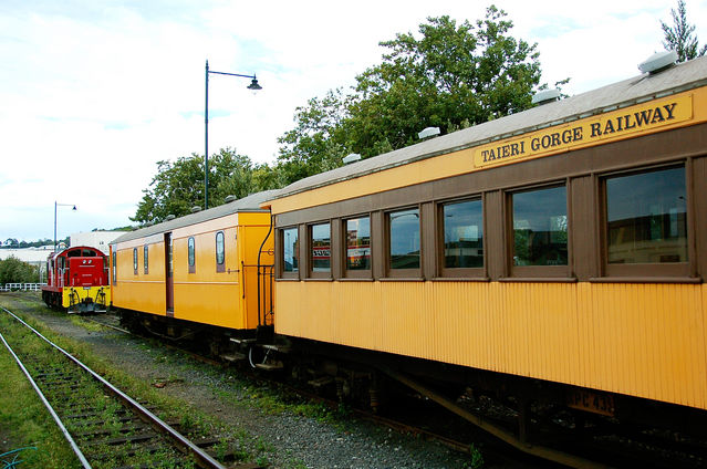 黃色的觀光火車車廂